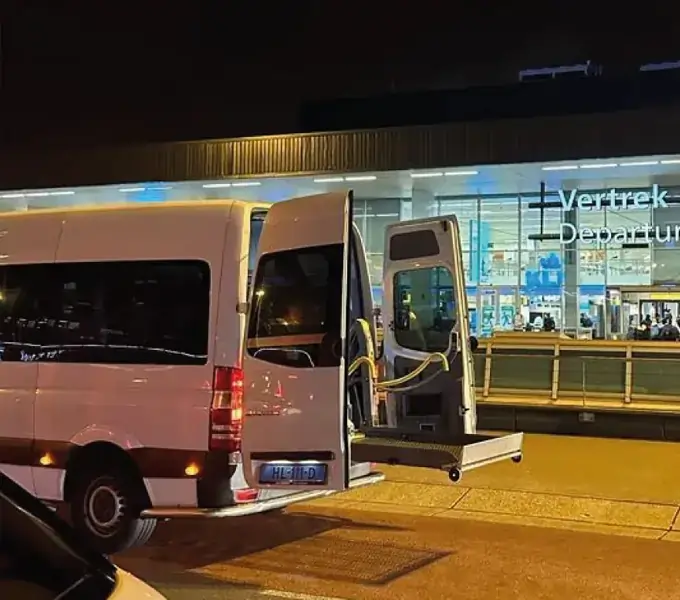 Rolstoelbus bij Schiphol voor reizigers uit Alphen aan den Rijn